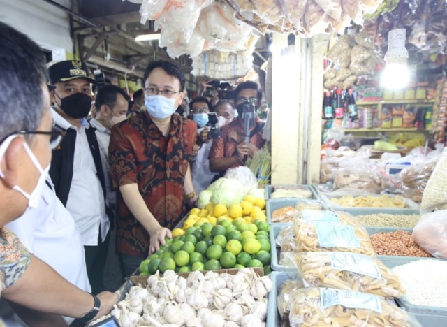 Sidak Ditemani Eri Cahyadi, Wamendag Jajal Layanan Cashless di Pasar Surabaya