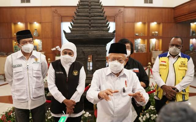 Wapres RI, KH Ma'ruf Amin didampingi Gubernur Khofifah menggelar video conference di VIP Room Bandara Juanda Surabaya untuk meng-update penanganan pasca erupsi Semeru