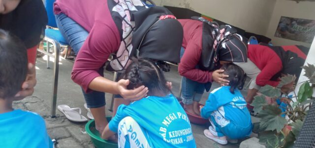 Tangis Haru Warnai ‘Ritual’ Anak-anak di Ngusikan Jombang Basuh Kaki Para Ibu