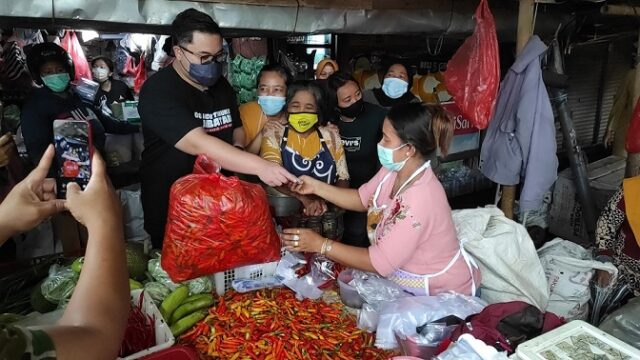 Sidak Pasar Wates, Bupati Kediri Borong Cabai, Telur dan Daging