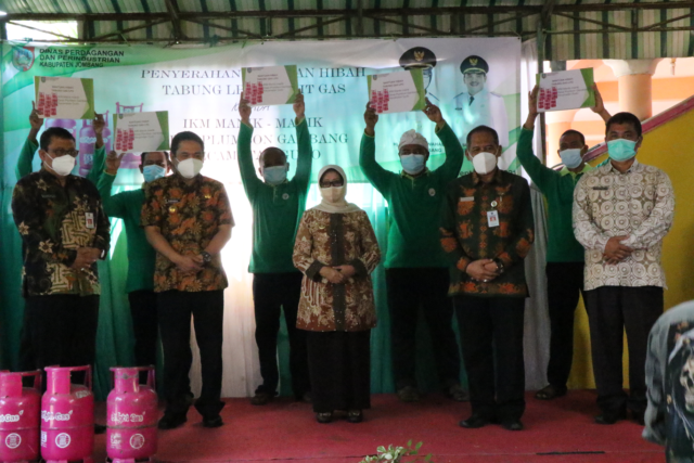 Bupati Jombang Serahkan Bantuan Tabung Gas LPG ke IKM Plumbon Gambang Gudo