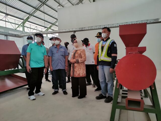 Proyek IKM Slag Aluminium Sumobito Jombang, Ditinjau Bupati Mundjidah