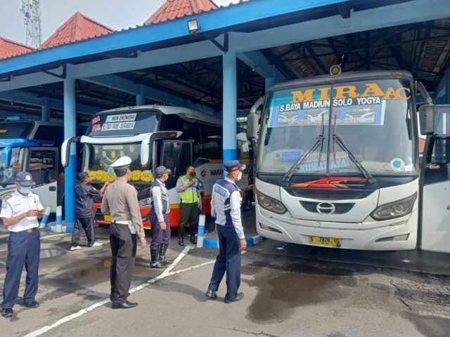 Jelang Nataru, Bus di Terminal Kepuhsari Jombang Dilakukan Ramp Check