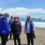 Gubernur Khofifah Tinjau Dampak Gempa Jember, Cek Jalur Evakuasi Tsunami