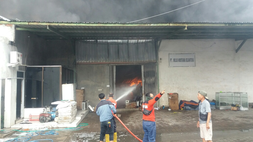 Gudang Penyimpanan Barang Elektronik PT MIS Situbondo Hangus Terbakar 