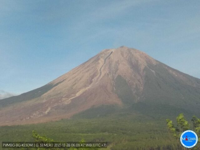 Semeru Lumajang Masih Level lll Siaga, Teramati Api Diam di Puncak