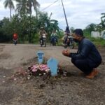 Kecewa Tak Kunjung Diperbaiki, Warga Situbondo Buat Kuburan di Jalan Rusak 