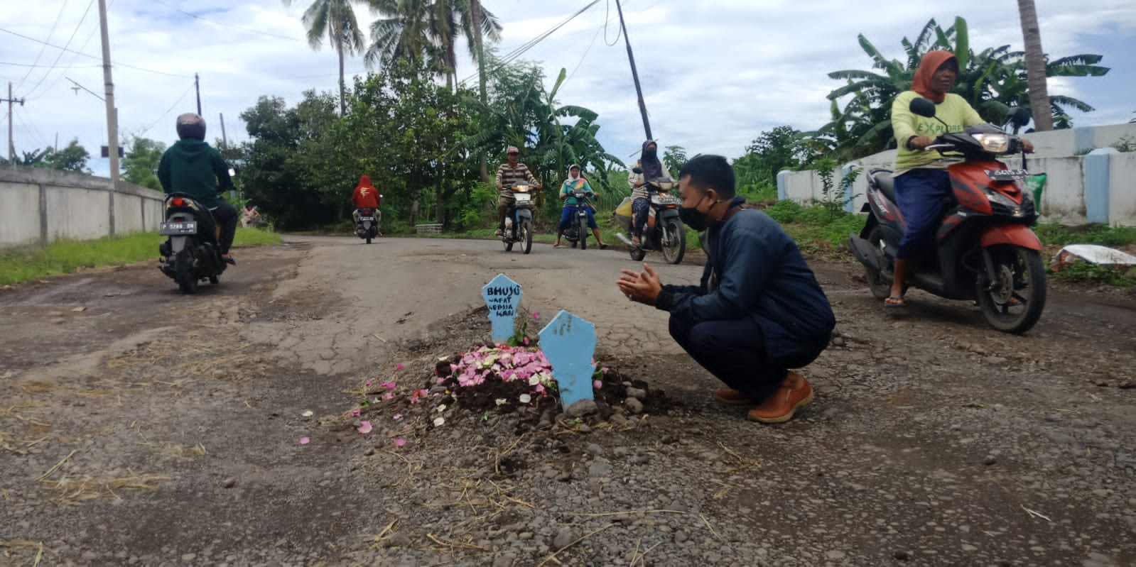 Kecewa Tak Kunjung Diperbaiki, Warga Situbondo Buat Kuburan di Jalan Rusak 