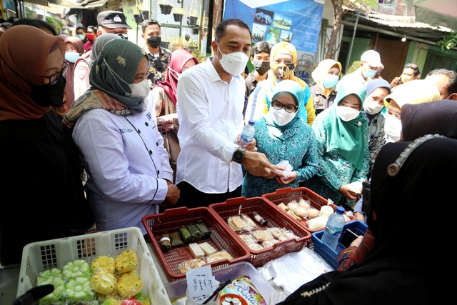 Sejahterakan UMKM, Eri Cahyadi Tata Ulang Kampung Kue di Rungkut