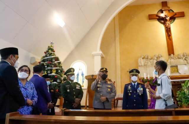 Cek Kesiapan Nataru, Kapolres Jombang Tinjau Gereja dan Stasiun KA