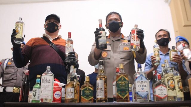 Polisi Sita Ribuan Botol Miras dari Sebuah Ruko di Sidoarjo