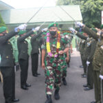 Tradisi Pedang Pora Sambut Komandan Baru Kodim 0814 Jombang
