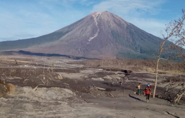 Zona Bahaya Gunung Semeru Lumajang Diperluas hingga 17 Kilometer dari Puncak