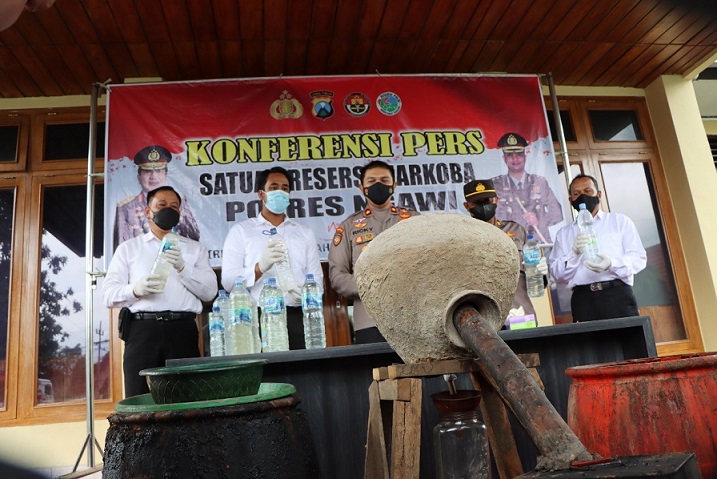 Produksi Miras Tradisional, Dua Perempuan Paruh Baya di Ngawi Ditangkap