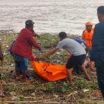 Heboh Mayat Mr X Berkaos Hitam Ditemukan Mengambang di Sungai Brantas Sidoarjo