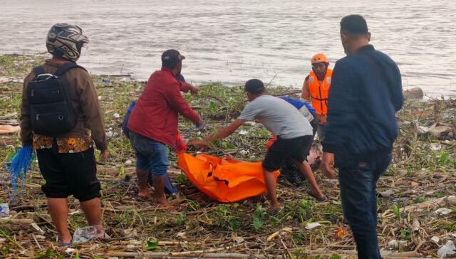 Heboh Mayat Mr X Berkaos Hitam Ditemukan Mengambang di Sungai Brantas Sidoarjo