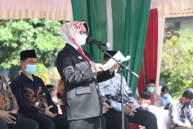 Bupati Jombang Mundjidah Wahab Pimpin Upacara Hari Guru 2021