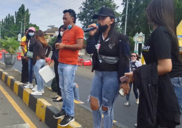 Demi Korban Bencana, Puluhan Penyanyi Dangdut Situbondo Ngamen di Jalanan