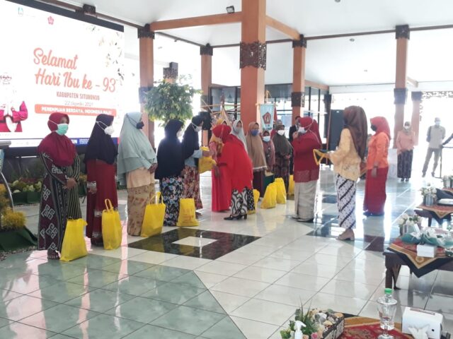 Peringati Hari Ibu, DPPPA Situbondo Bantu 600 Paket Sembako bagi Janda Lansia