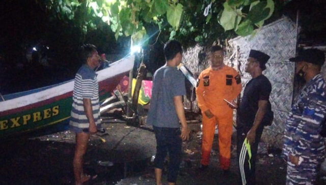 Perahu Terbalik Diterjang Gelombang, 2 Nelayan di Situbondo Berhasil Diselamatkan