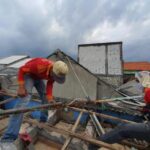 Atap Rumah Warga Rusak akibat Hujan Deras, Pemkot Surabaya Gercep Tangani Masalah