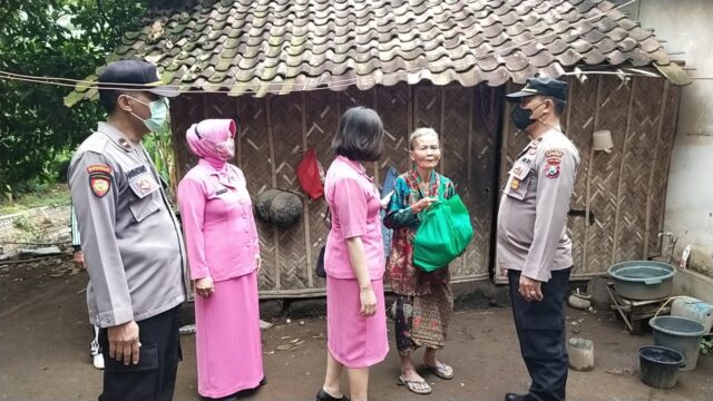 Polisi Asembagus Situbondo Sisihkan Gaji, Bantu Warga Terdampak Covid-19 di Dusun Terpencil