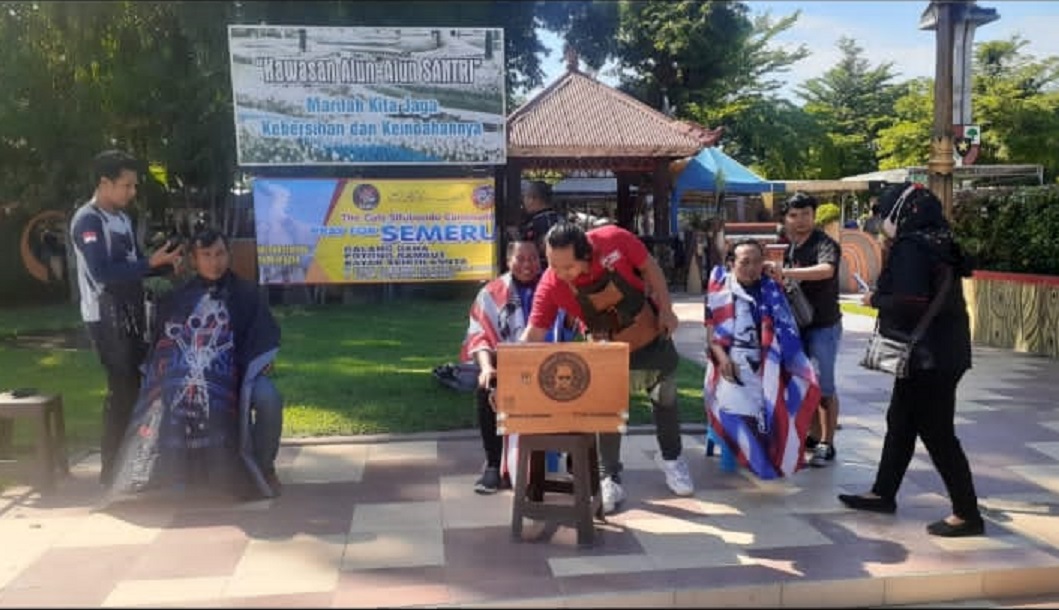 Komunitas Tukang Cukur Situbondo Galang Dana Semeru dengan Gelar Potong Rambut Massal