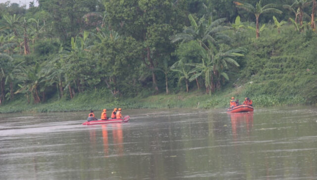 Diduga Bunuh Diri, Pria Jombang yang Mencebur ke Sungai Brantas Belum Ditemukan