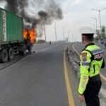 Korsleting Listrik, Truk Kontainer Terbakar di Jembatan Layang Trosobo Sidoarjo