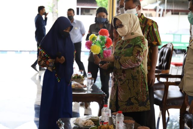 Bupati Jombang Apresisasi Anak-anak Pembuat Instalasi Seni Kampanye 3 M Covid-19