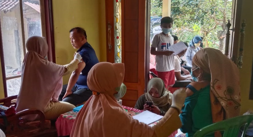PAN Jember Blusukan ke Desa, Bantu Vaksinasi 230 Warga, Termasuk 28 Lansia