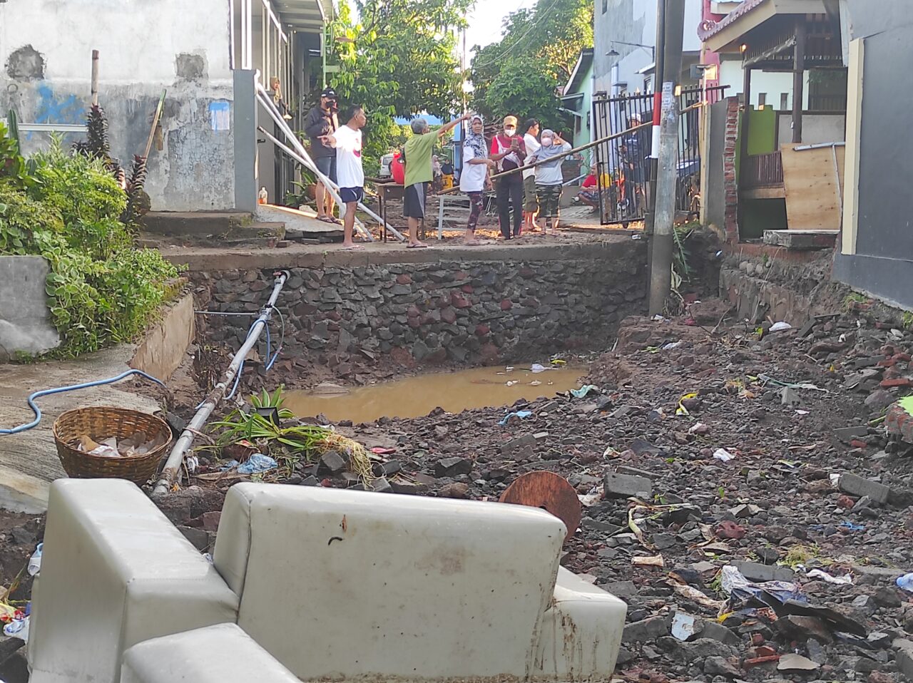 Pasca Banjir Bandang Di Jember, 30 KK Terisolir Karena Jalan Rusak ...