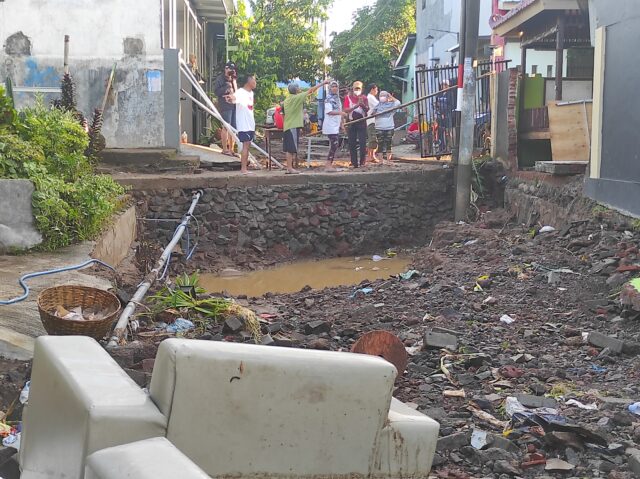 Pasca Banjir Bandang di Jember, 30 KK Terisolir karena Jalan Rusak