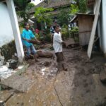 Pasca Banjir, Rumah Warga di Jember Terendam Lumpur Setebal 90 cm
