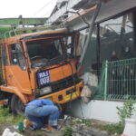 Truk Ekspedisi Bermuatan 12 Ton Tabrak Rumah Warga di Tulungagung