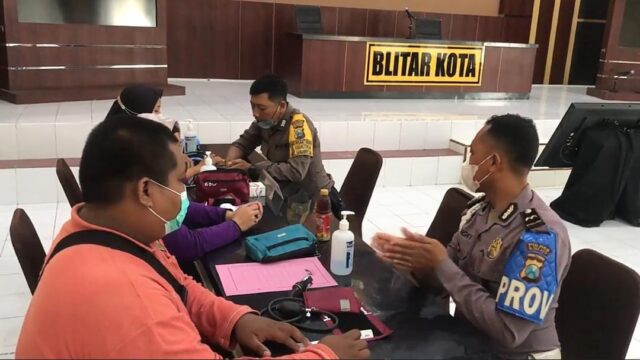 Ratusan Angota Polres Blitar Kota Dapatkan Vaksin Booster