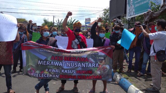 Seratusan Anggota Pencak Silat Unjuk Rasa di DPRD Lumajang, Tuntut Proses Hukum Pembuang Sesaji