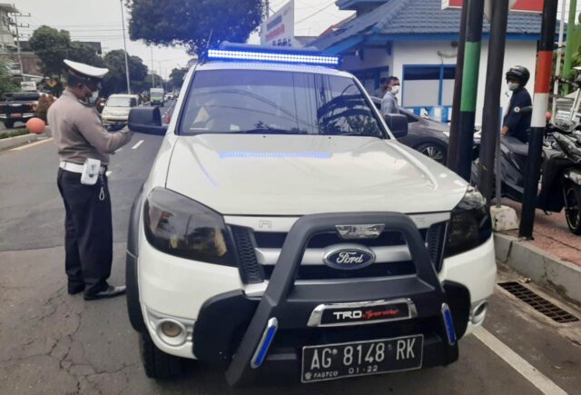 Polisi Banyuwangi Tilang Mobil Lazizmu yang Pakai Rotator