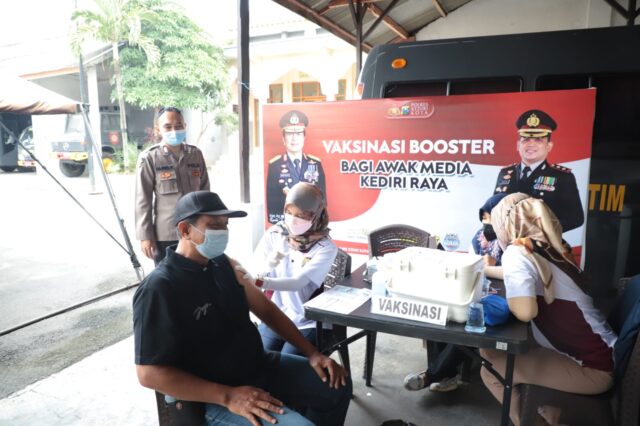 Termasuk Pekerjaan Beresiko, Puluhan Jurnalis di Kediri Ikuti Vaksin Booster