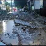 Banjir Terjang Kompleks Perumahan Jember, Rendam Puluhan Rumah, Hancurkan Jalan Paving