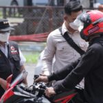 Ketahuan Belum Divaksin, Puluhan Pengendara di Perbatasan Situbondo-Probolinggo Langsung Disuntik