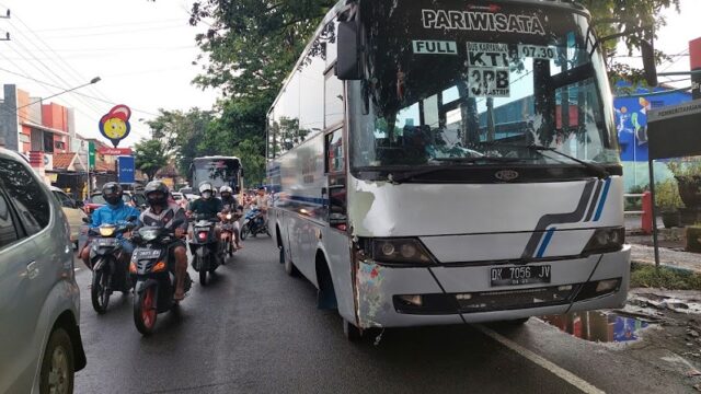 Bus Karyawan di Kota Probolinggo yang Tabrak Motor Diduga Tak Berizin