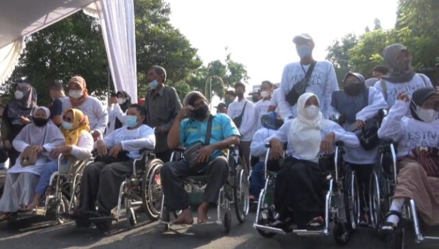 Ratusan Penyandang Disabilitas Lamongan, Pamerkan Karyanya di Alun-alun