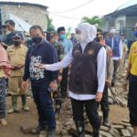 Kunjungi Warga Terdampak Banjir di Jember, Gubernur Ingatkan Fenomena La Nina