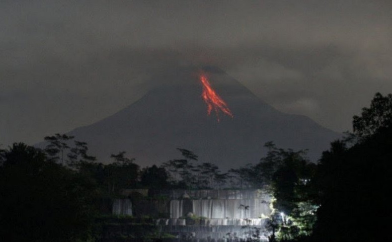 Gunung Merapi Yogyakarta, Luncurkan Guguran Lava Pijar Sejauh 2 KM