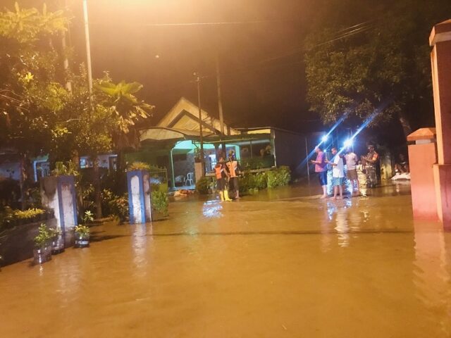 Dam Tersumbat Sampah, Banjir Rendam Permukiman hingga Sawah Warga Mojokerto