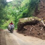 Jalan Tertutup Longsor, Warga Dusun Telaga Curahtatal Situbondo Terancam Terisolasi