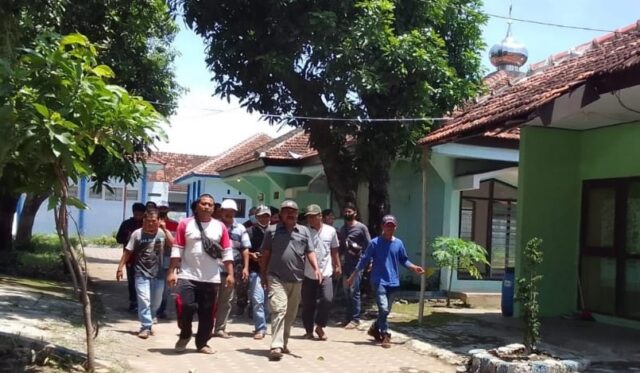 Tuntut Pesangon, Puluhan Karyawan Kontrak PT Fewa Indonesia Situbondo Wadul Disnaker