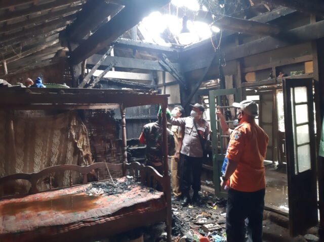 Dua Rumah Kakak Beradik di Situbondo Hangus Terbakar 
