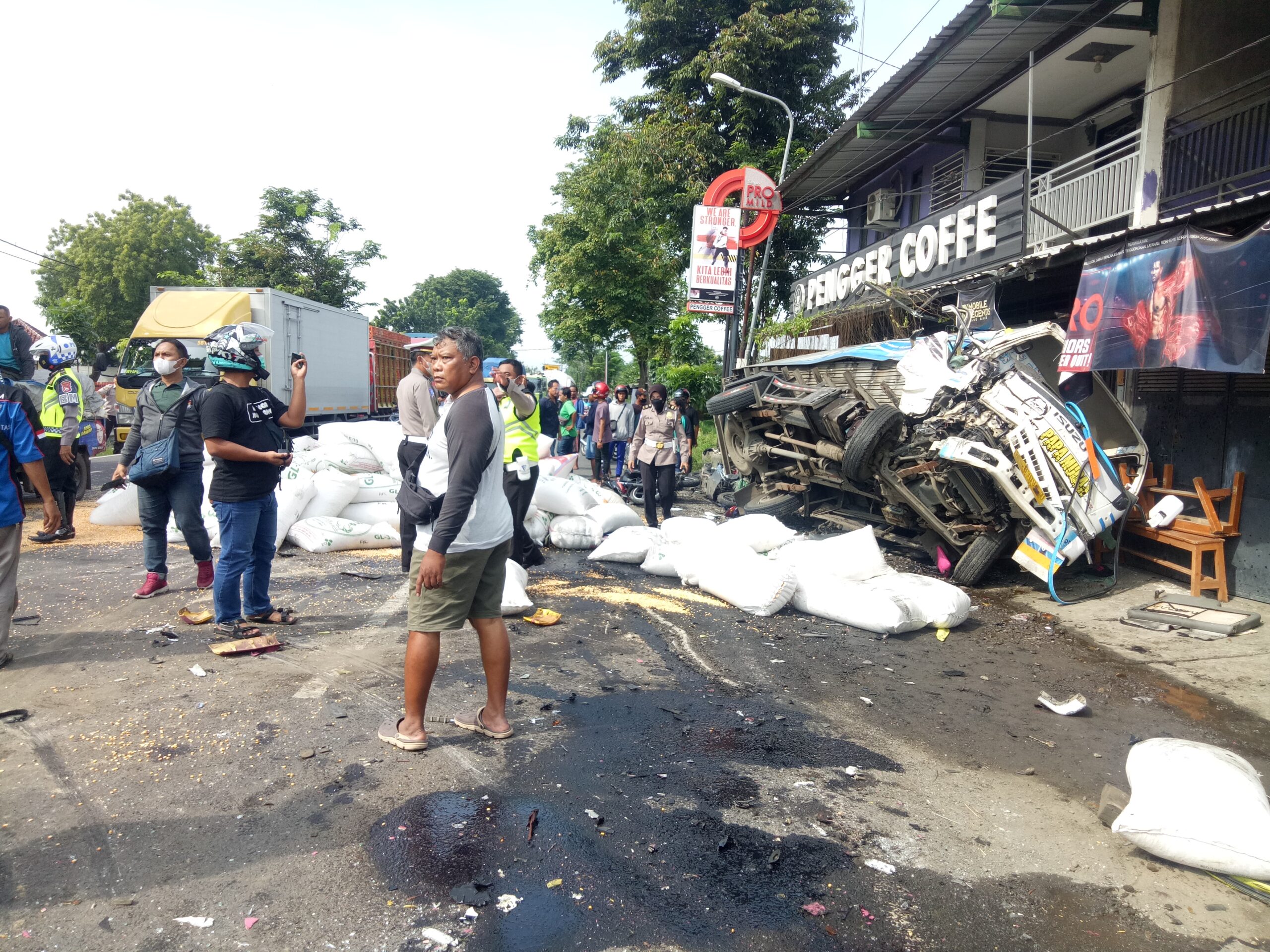 Tabarakan Dua Truk di Jombang, Timpa Warkop dan Sejumlah Motor